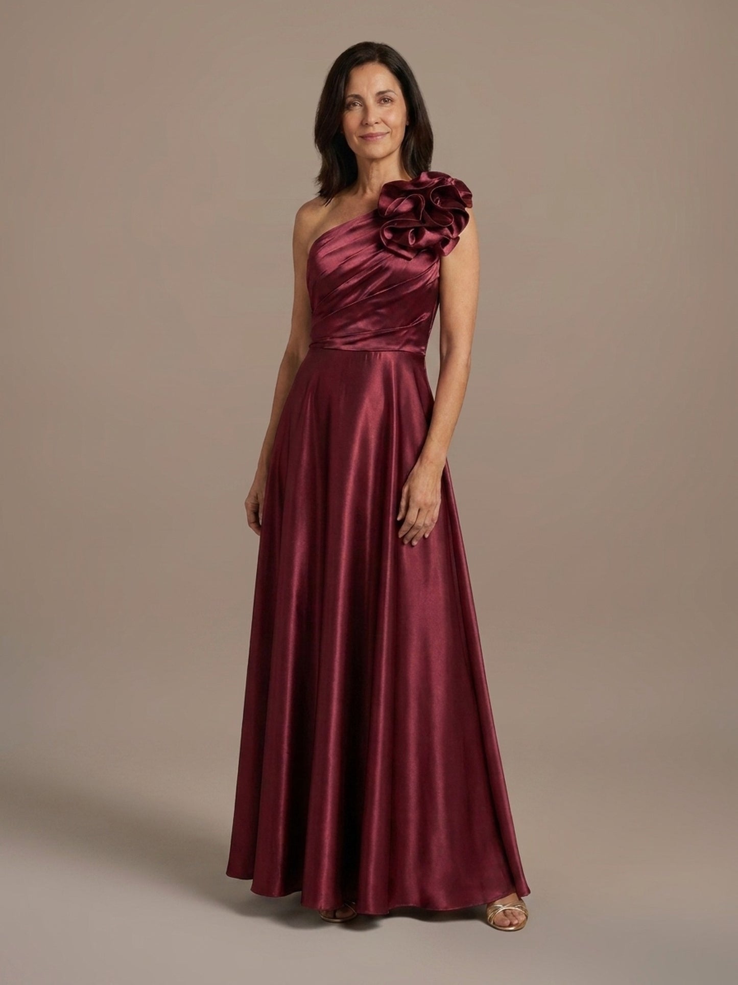 Vestido Satinado con Flor en el Hombro