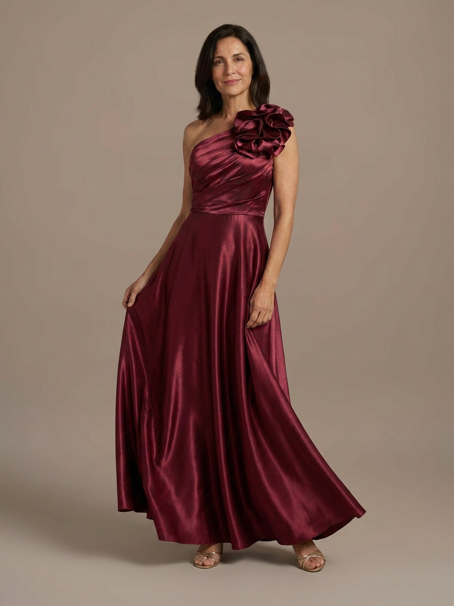 Vestido Satinado con Flor en el Hombro