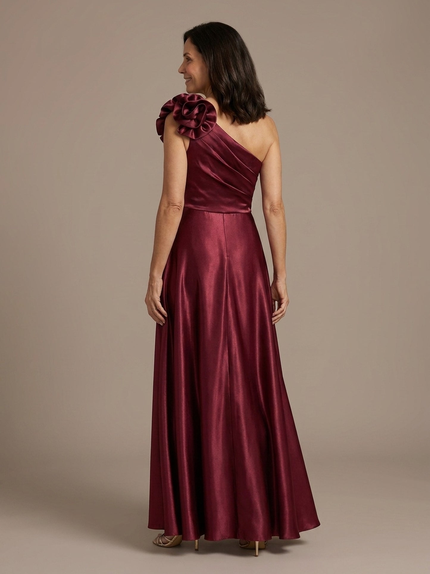 Vestido Satinado con Flor en el Hombro