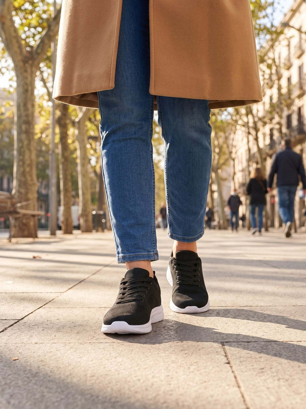Clara — Zapatilla Cómoda de Diario · andando por la ciudad