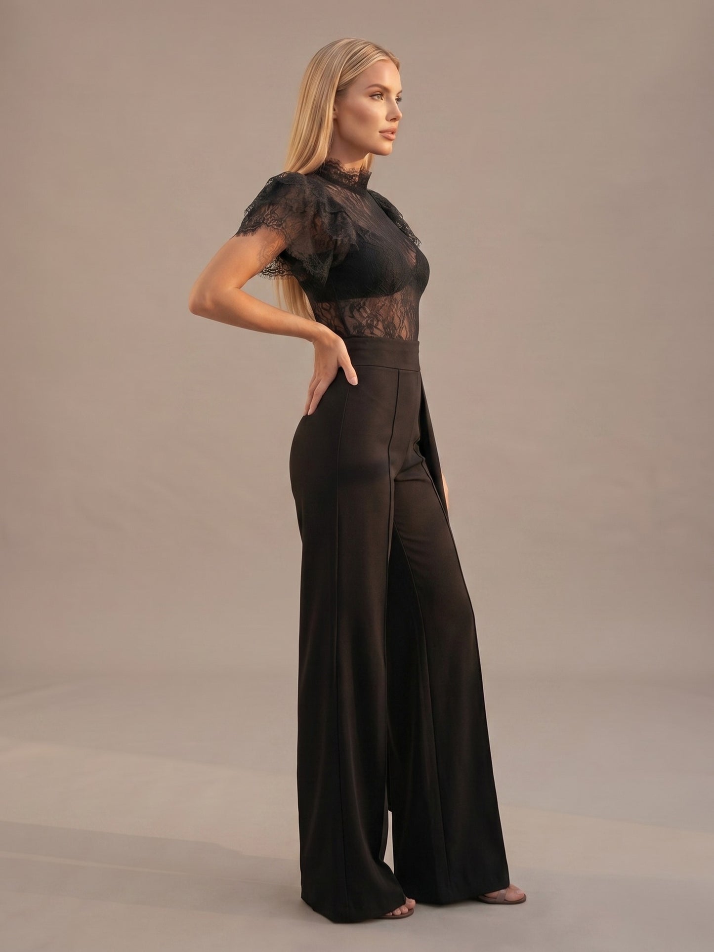 Mono de Encaje con Pantalón Palazzo