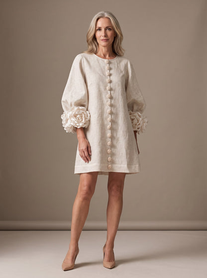 Amalia — Vestido de Lino con Puños de Rosa - Blanco
