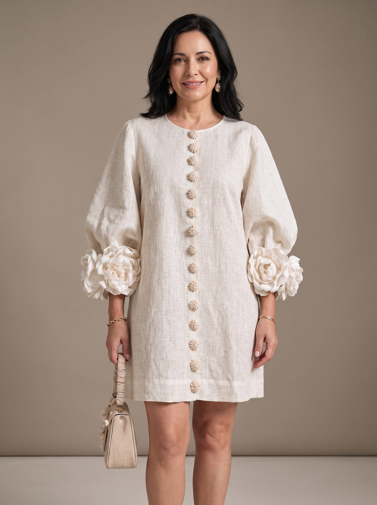 Amalia — Vestido de Lino con Puños de Rosa - Blanco