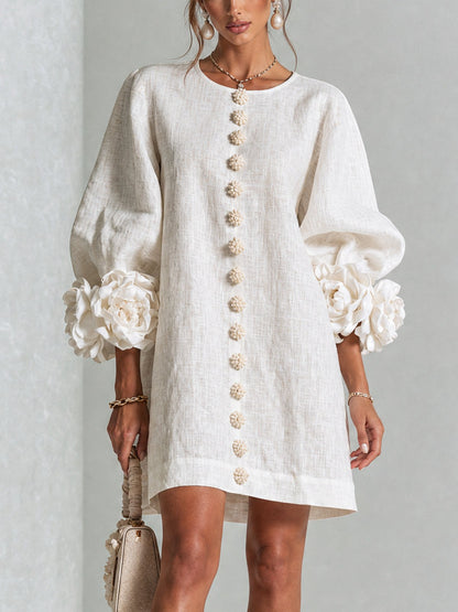 Amalia — Vestido de Lino con Puños de Rosa - Blanco