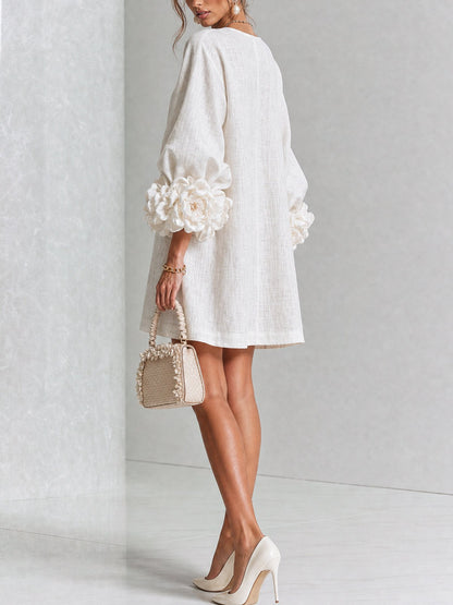 Amalia — Vestido de Lino con Puños de Rosa - Blanco
