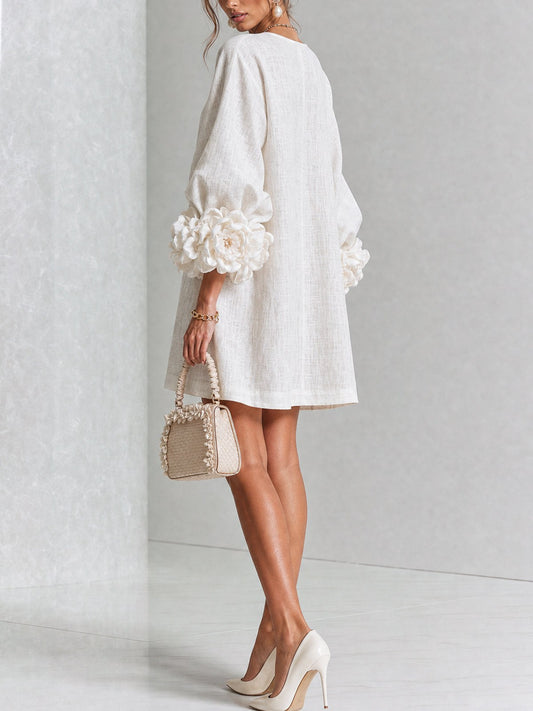 Amalia — Vestido de Lino con Puños de Rosa - Blanco