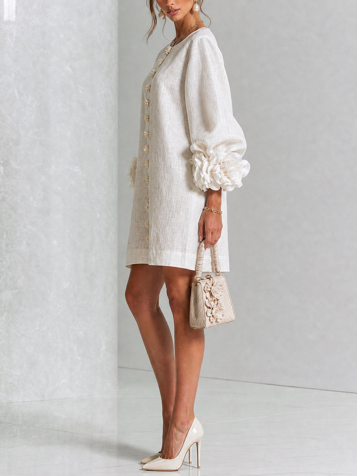 Amalia — Vestido de Lino con Puños de Rosa - Blanco