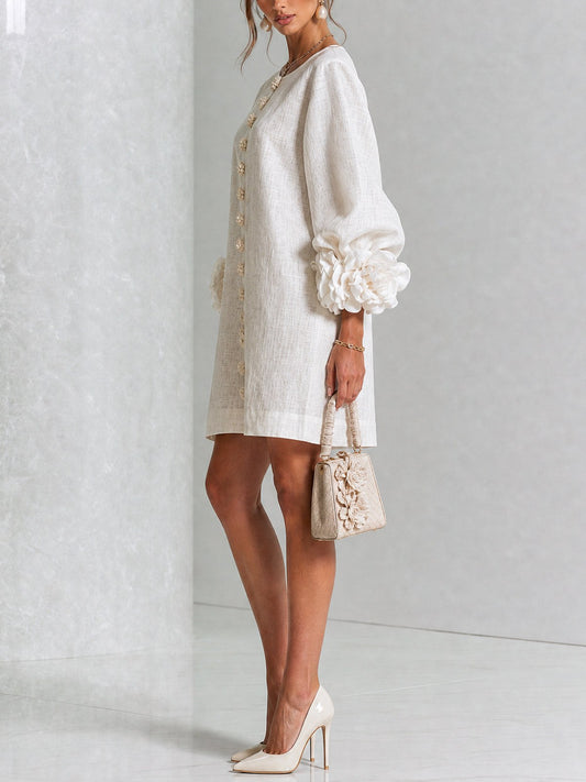 Amalia — Vestido de Lino con Puños de Rosa - Blanco