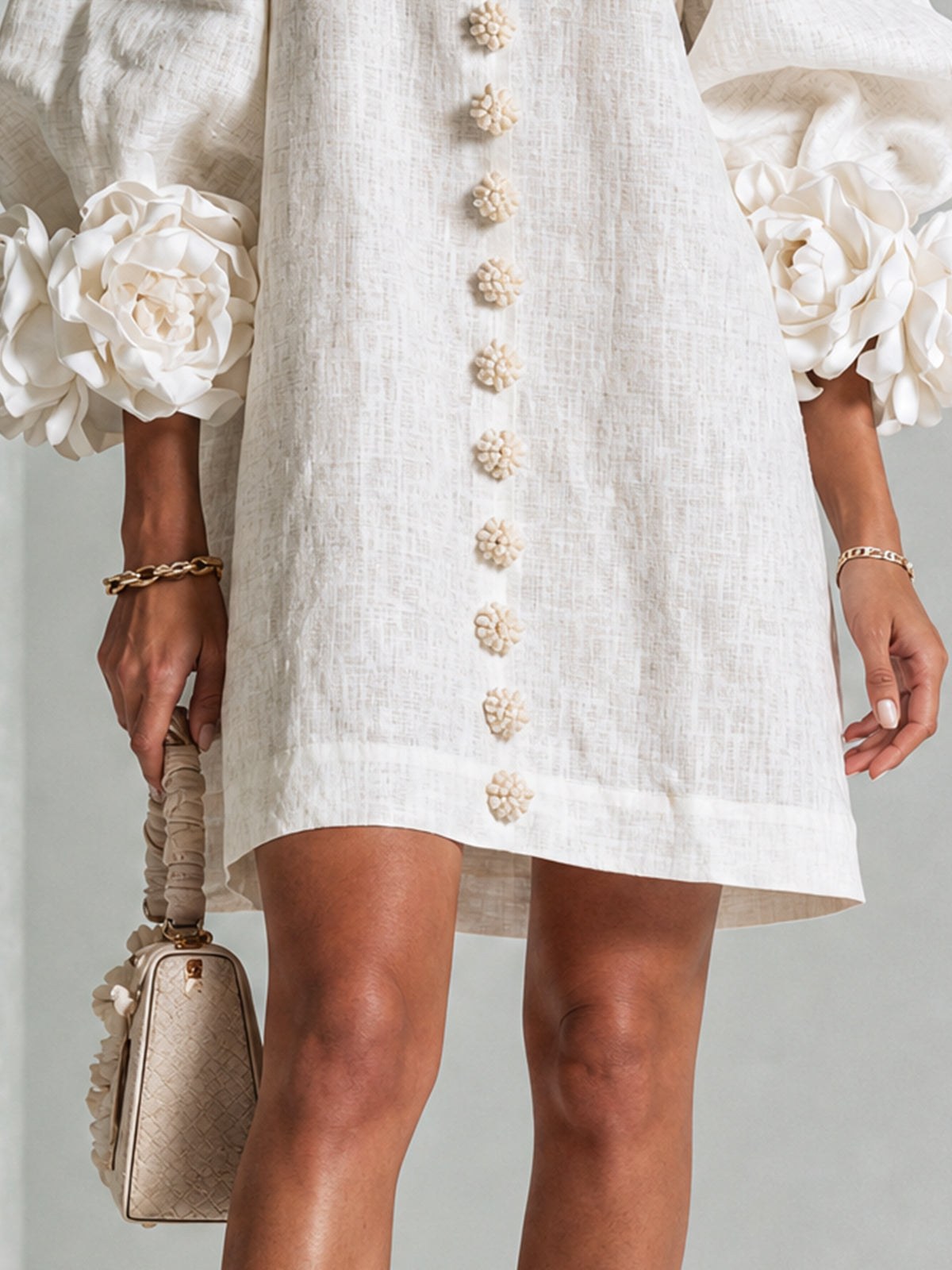 Amalia — Vestido de Lino con Puños de Rosa - Blanco