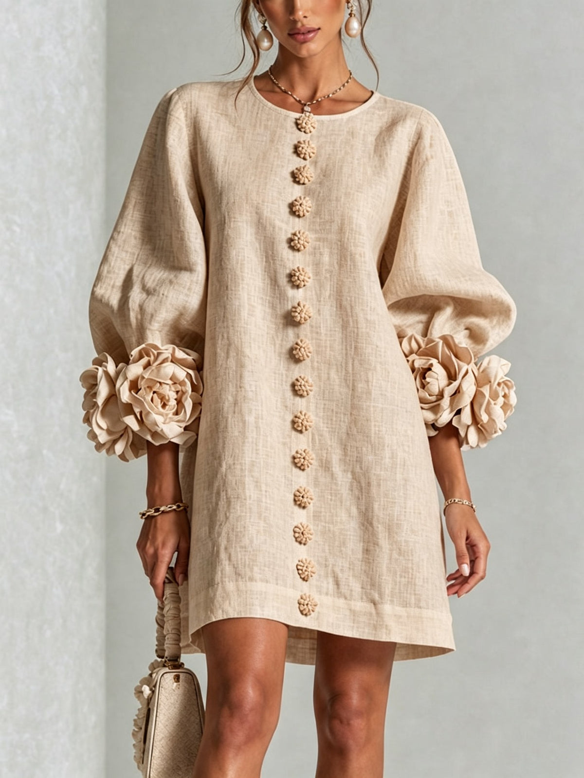Amalia — Vestido de Lino con Puños de Rosa - Beige