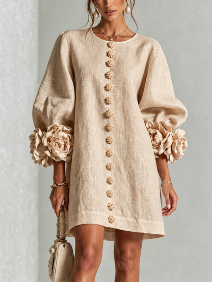 Amalia — Vestido de Lino con Puños de Rosa - Beige