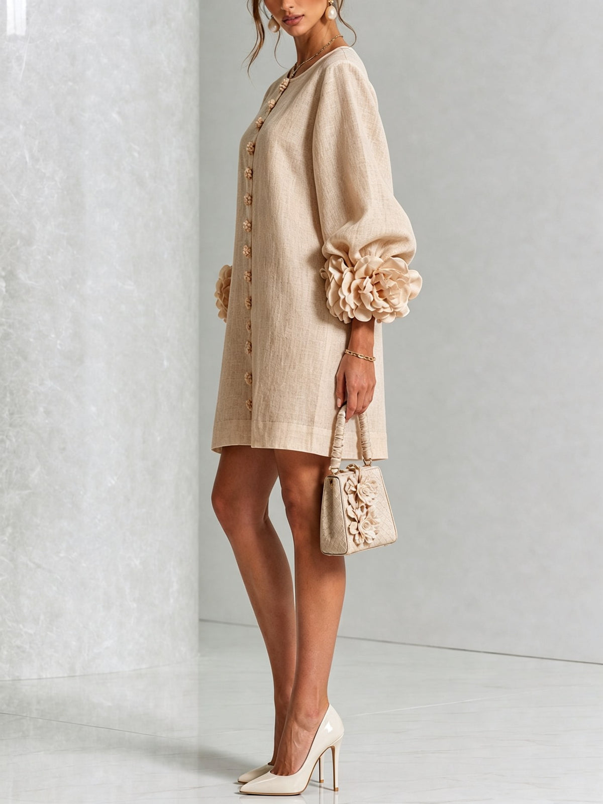 Amalia — Vestido de Lino con Puños de Rosa - Beige