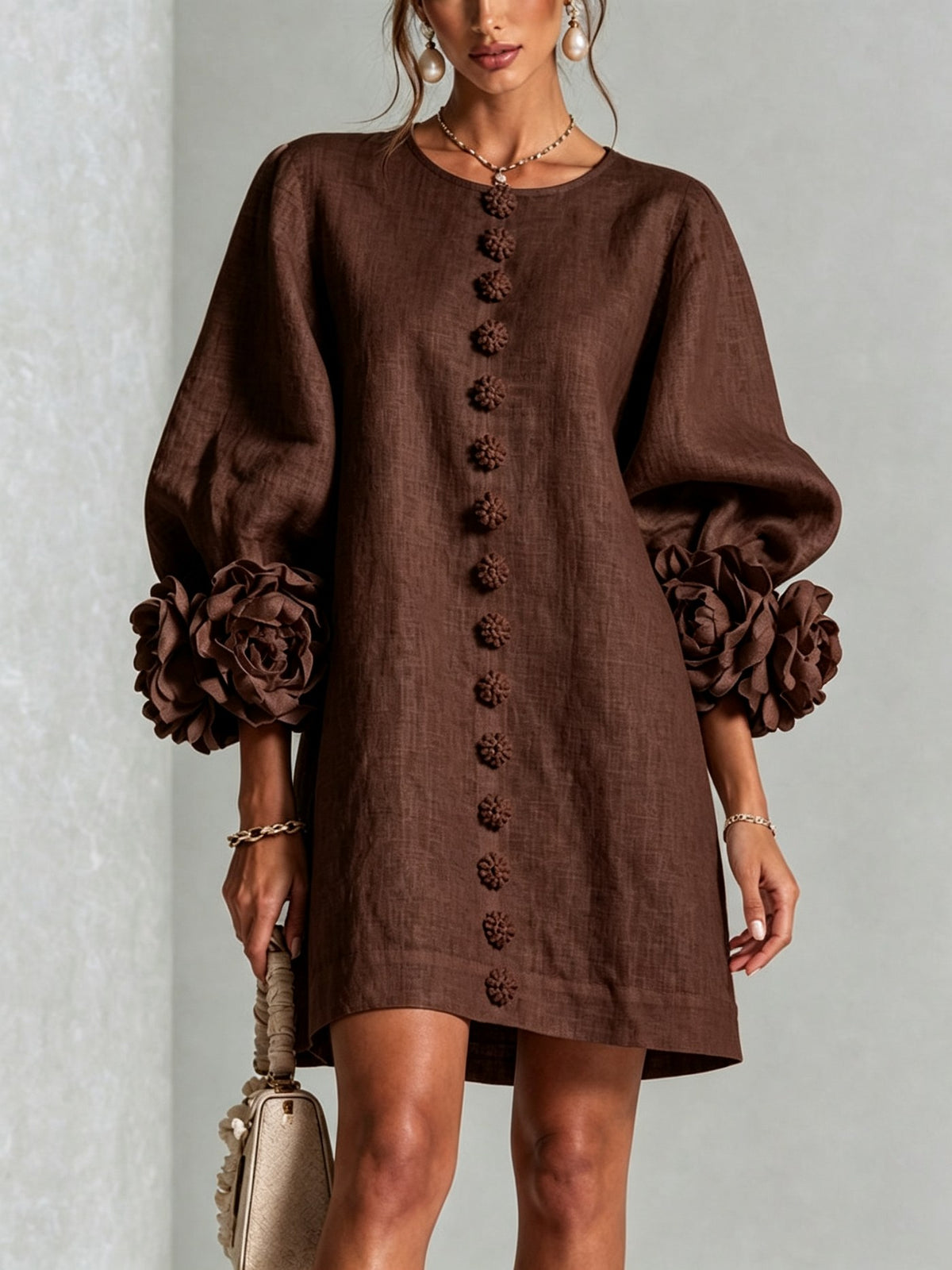 Amalia — Vestido de Lino con Puños de Rosa - Marrón Chocolate