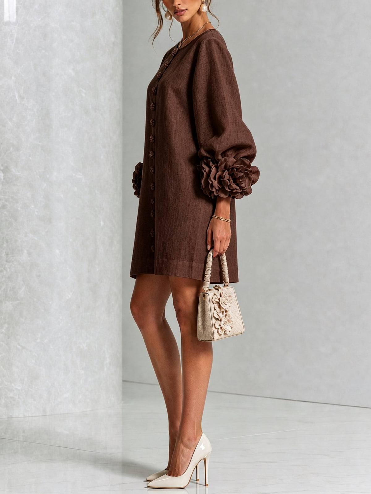 Amalia — Vestido de Lino con Puños de Rosa - Marrón Chocolate