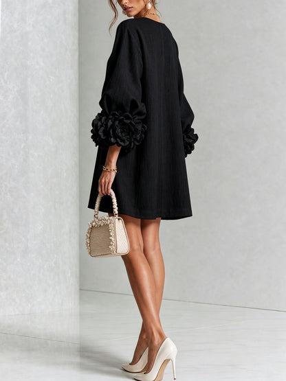 Amalia — Vestido de Lino con Puños de Rosa - Negro