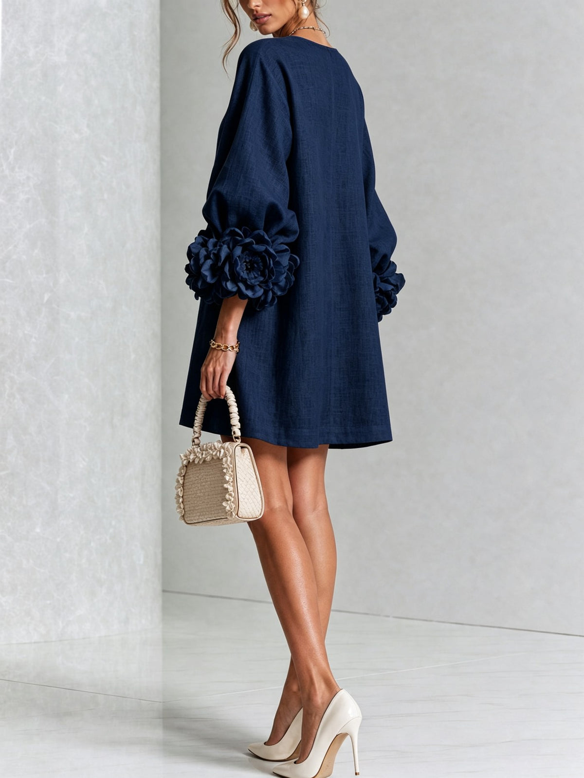 Amalia — Vestido de Lino con Puños de Rosa - Azul Marino