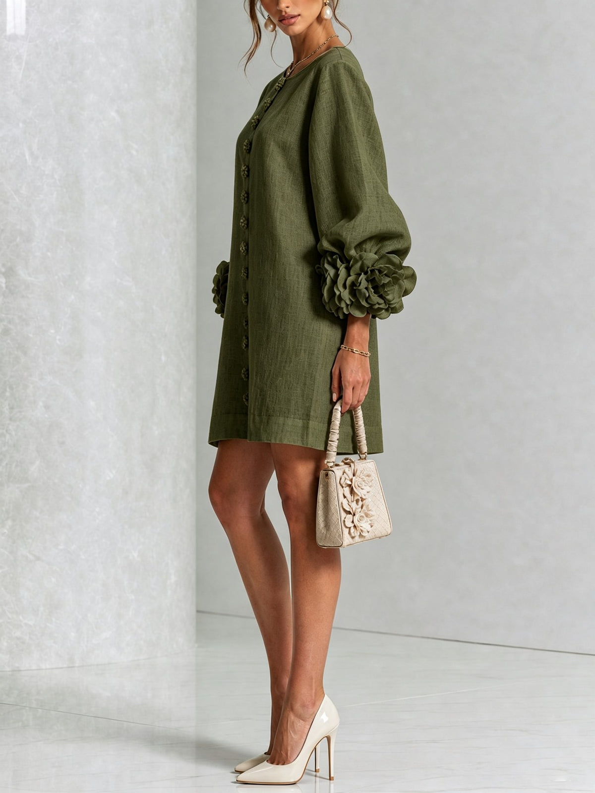 Amalia — Vestido de Lino con Puños de Rosa - Verde Oliva