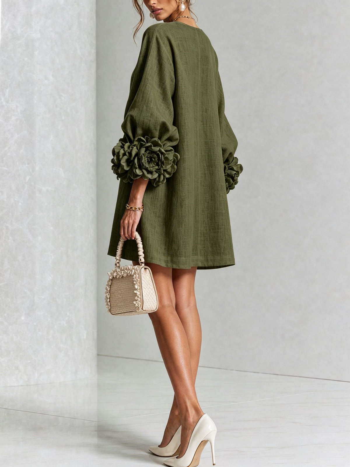 Amalia — Vestido de Lino con Puños de Rosa - Verde Oliva