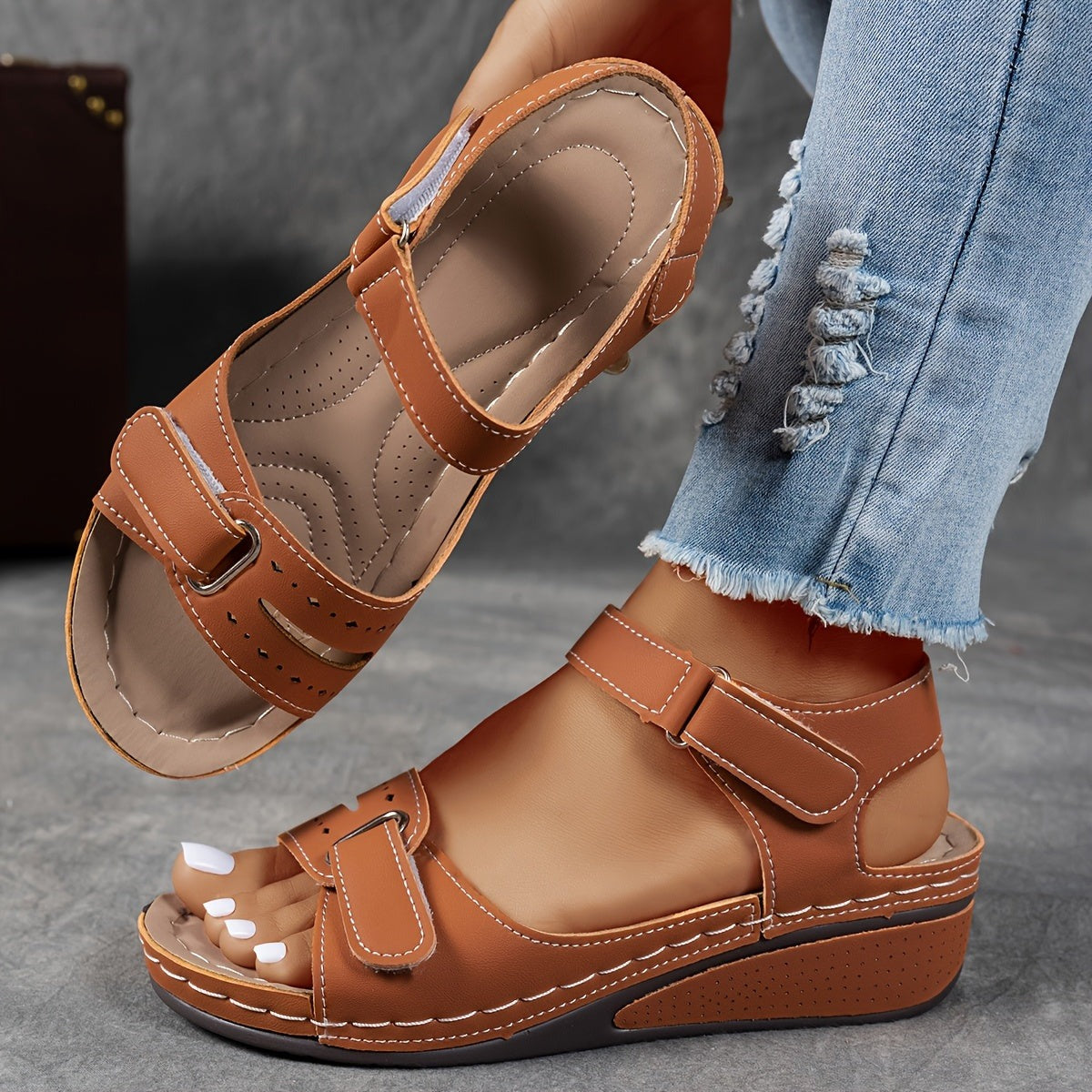 Carmela — Sandalia de Cuña con Velcro - Marrón Tierra