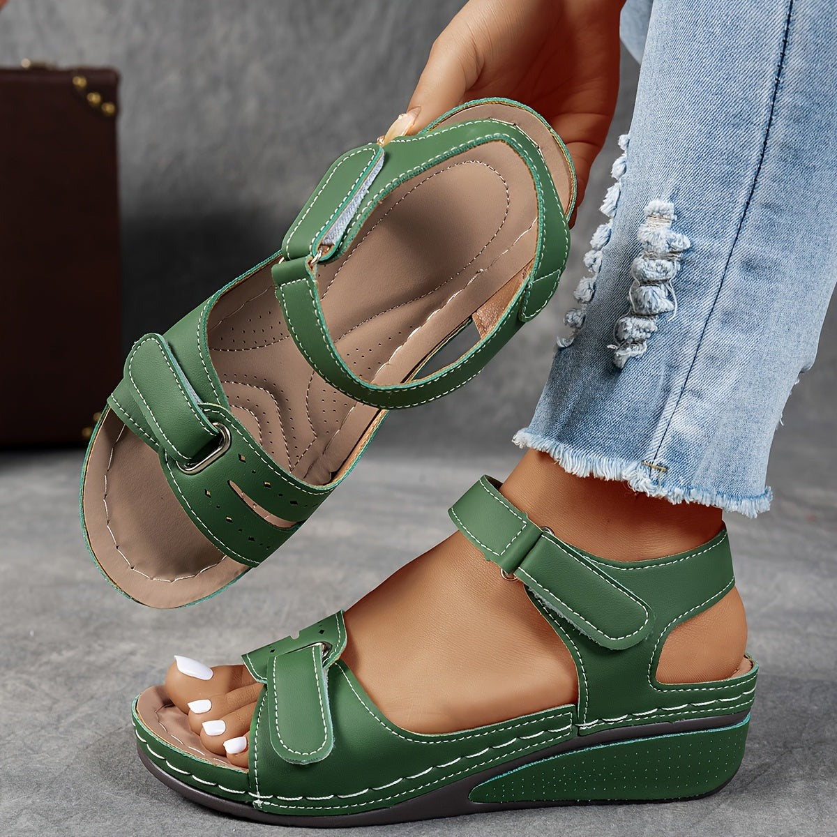 Carmela — Sandalia de Cuña con Velcro - Verde Hoja