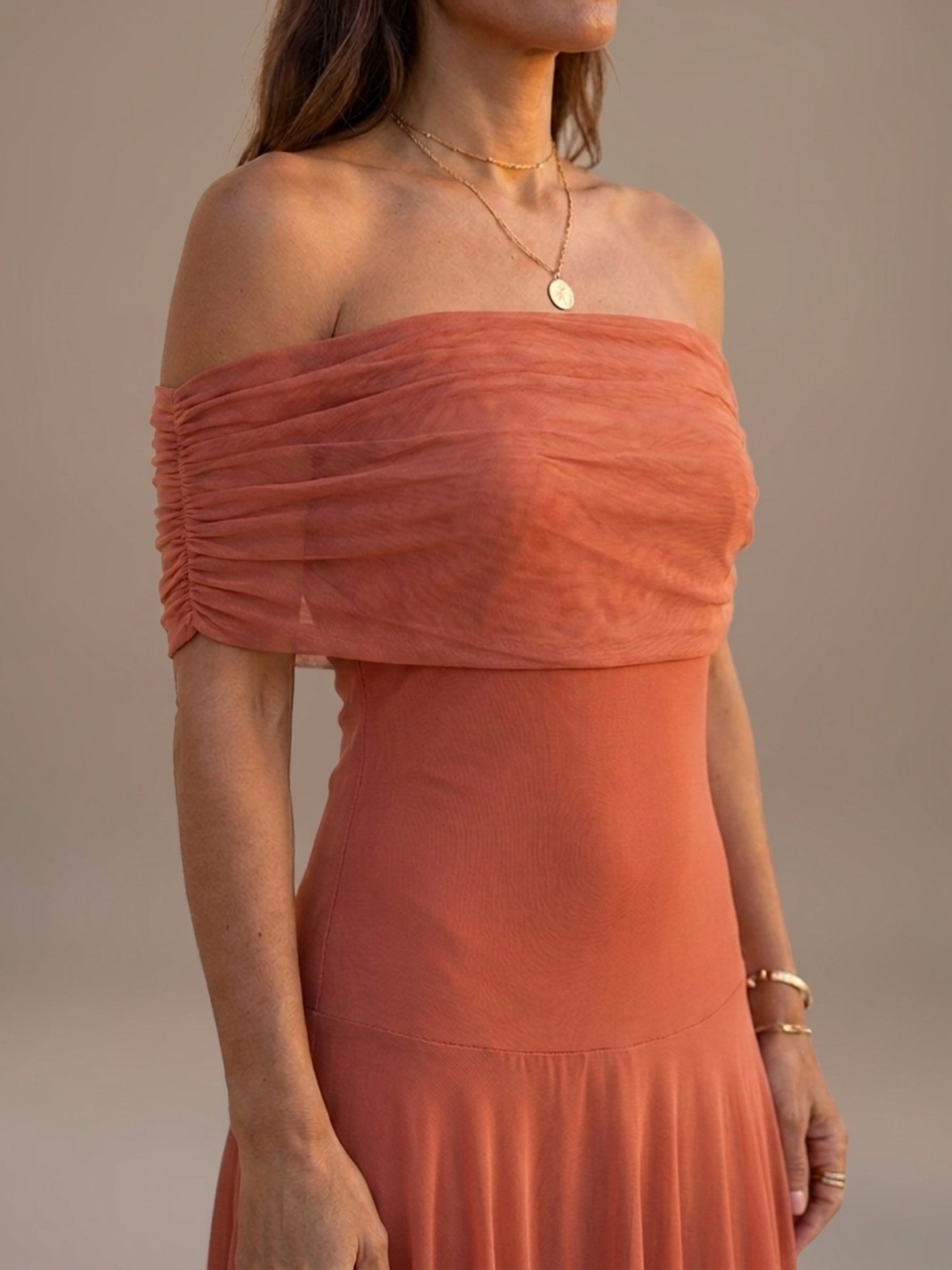 Vestido Largo de Gasa con Hombros Descubiertos - Teja