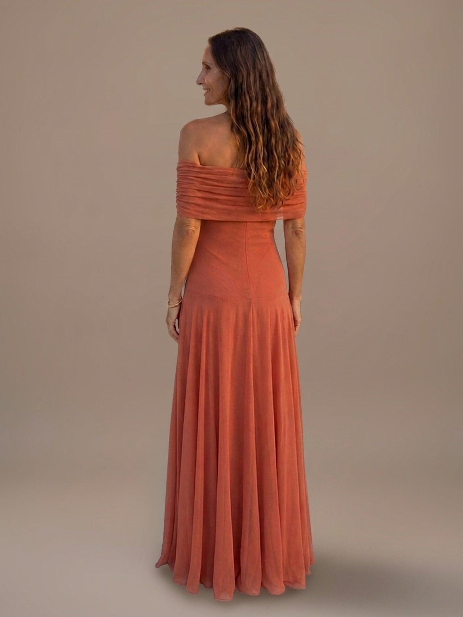 Vestido Largo de Gasa con Hombros Descubiertos - Teja