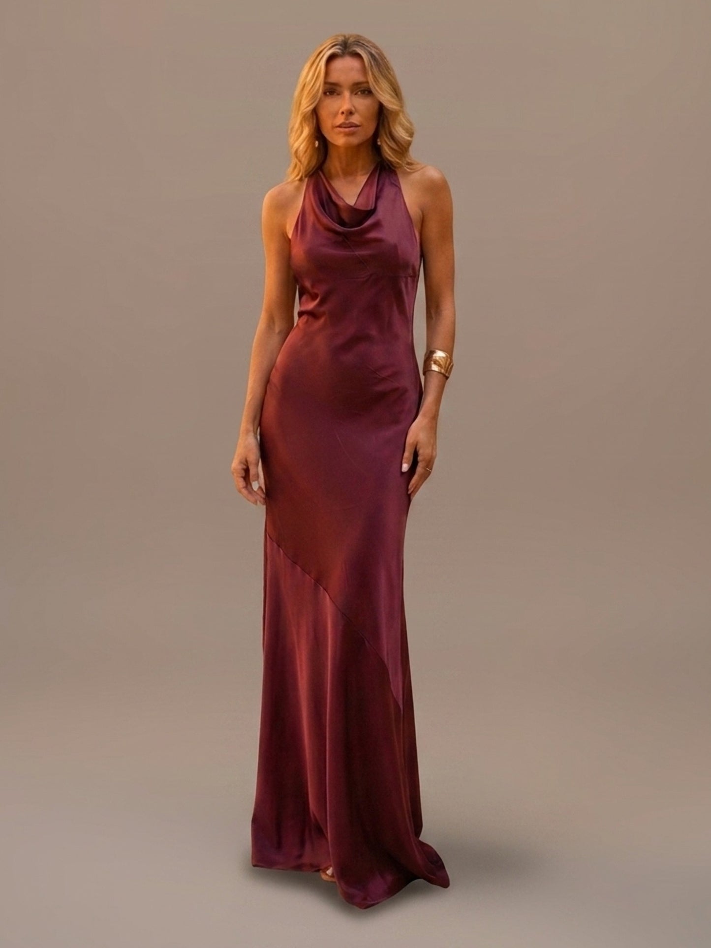 Vestido Largo Satinado con Escote Drapeado - Burdeos